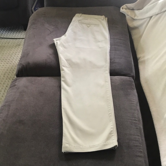 GAP Men’s Relaxed Fit Khakis - Picture 4 of 5